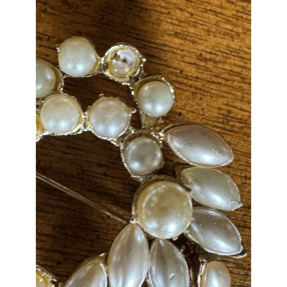 Vintage Faux Pearl Wreath Brooch Silver Tone Leaf Dangle Mid Century - Picture 4 of 6